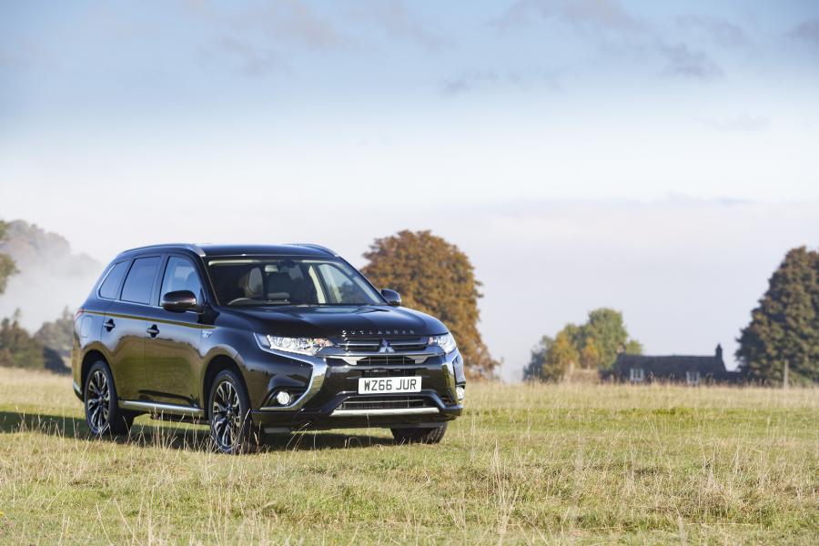  Mitsubishi Outlander PHEV Juro 2016 года  (UK) (фото 2 из 46)